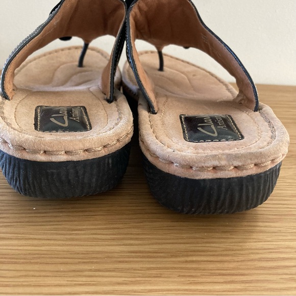 Clarks Size 11 Black Floral Thong Sandals - Picture 4 of 8